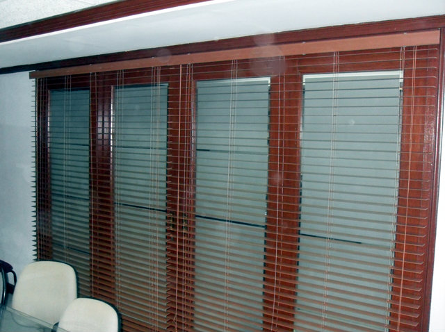 Fauxwood Blinds for Classic and Modern Home Interior Design