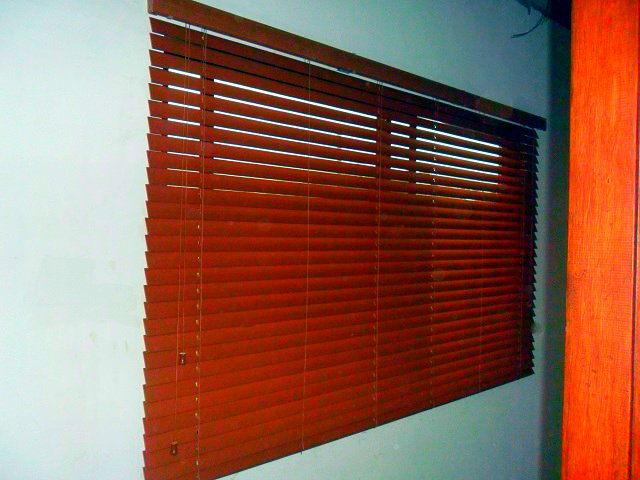 Fauxwood Blinds for Classic and Modern Home Interior Design