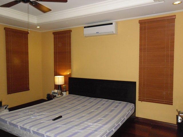 Elegant Wood Blinds for Bedroom