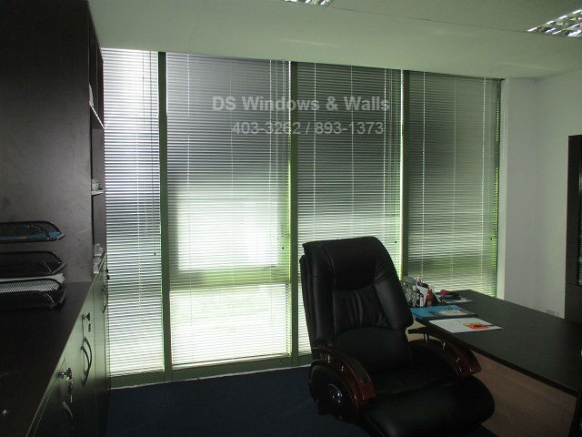 Office Privacy with Venetian Blinds