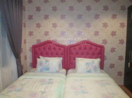 Wallpaper floral design bedroom